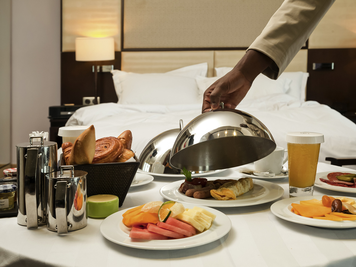 Отель отзывы питание. Завтрак в номер. Рум сервис в гостинице. Завтрак в отеле рум сервис. Завтрак в гостинице.
